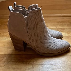 Universal Thread Boots, Size 9 1/2